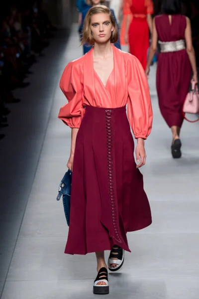 Look 16